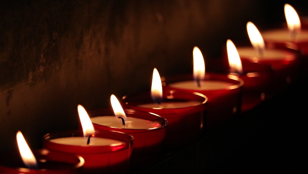 ¿Cómo aprovechar la magia de una vela encendida durante la noche?
