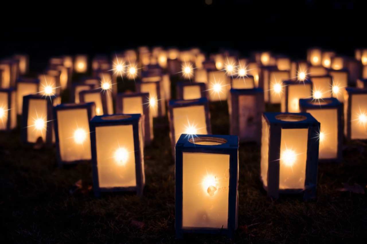 Cómo honrar a un ser querido fallecido con una vela: el significado de esta tradición